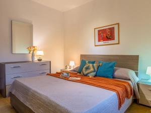 マリネッラにあるApartment D3 - A2 by Interhomeのベッドルーム(青い枕の大型ベッド1台付)