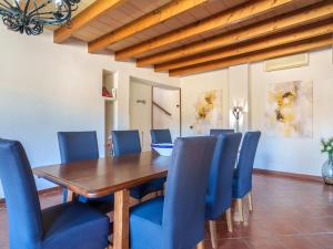 セルバにあるHoliday Home Cas Pec by Interhomeのダイニングルーム(木製テーブル、青い椅子付)