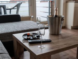 ノルトダイヒにあるApartment Malia by Interhomeのワイングラスと食器一皿