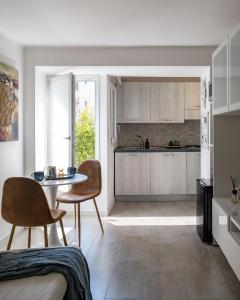 a kitchen and dining room with a table and chairs at URBAN HOME in Bari