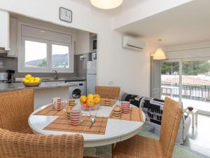cocina y comedor con mesa y sillas en Apartment Gran Sol by Interhome, en Llançà