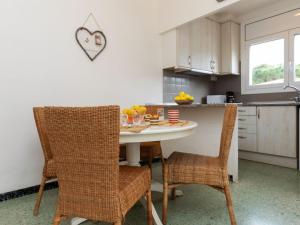 eine Küche mit einem Tisch und Stühlen in der Unterkunft Apartment Gran Sol by Interhome in Llança