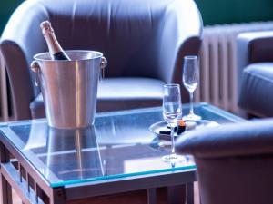 ノルトダイヒにあるApartment Seeperle by Interhomeの- テーブル上のシャンパンボトル1本とグラス2杯付きのバケツ