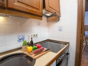 ノルトダイヒにあるApartment Seeperle by Interhomeのキッチン(カウンターにフルーツと野菜のシンク付)