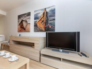 Televízia a/alebo spoločenská miestnosť v ubytovaní Apartment Escorxador by Interhome + 10 fotografií