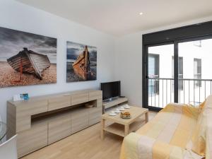 Televízia a/alebo spoločenská miestnosť v ubytovaní Apartment Escorxador by Interhome
