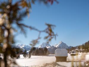 ザーネンメサーにあるApartment Fichte - Marija by Interhomeの雪山連峰の山々を背景に