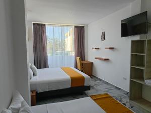 een hotelkamer met een bed en een raam bij Patty House Galapagos in Puerto Ayora +120 foto's