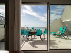 ラ・グランド・モットにあるApartment La Calypso-5 by Interhomeの海の景色を望むバルコニー(テーブル、椅子付)