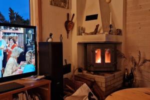 TV a/nebo společenská místnost v ubytování Fantastiskt hus på fårö