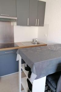 een keuken met een aanrecht en een wastafel bij Studio Sémaphore-2 by Interhome in Cavalaire-sur-Mer