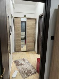 una puerta que conduce a una habitación con espejo en Luxury Young Residence, en Iaşi