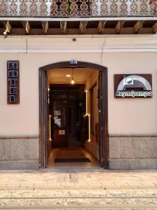 uma entrada para um edifício com uma porta aberta em Hotel Raymipampa em Cuenca