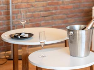 una mesa con dos copas de vino y un cubo en Holiday Home Kotthaus by Interhome, en Norddeich