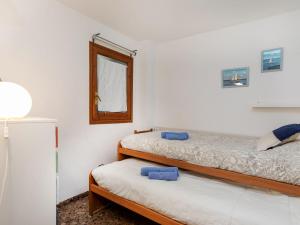 Posteľ alebo postele v izbe v ubytovaní Apartment Albatros by Interhome