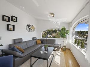 ein Wohnzimmer mit Sofa und Tisch in der Unterkunft Villa La Vista by Interhome in Benissa