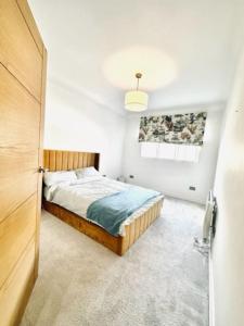 um quarto com uma cama num quarto branco em Home far from home in central London em Londres