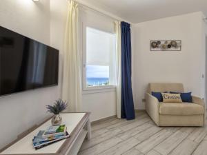 salon z dużym oknem i kanapą w obiekcie Villa Chicca by Interhome w mieście Badesi