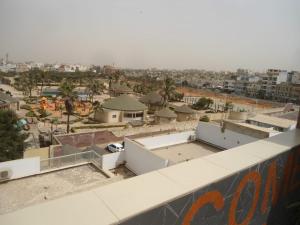 uitzicht op de stad vanaf het dak van een gebouw bij Daaru Jamm in Dakar