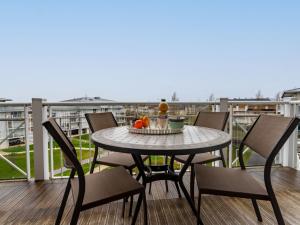 een tafel op het balkon met een fruitschaal bij Apartment Les Cavaliers by Interhome in Cabourg