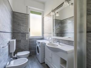 y baño con lavabo, aseo y espejo. en Apartment Alessandro by Interhome, en Diano Marina