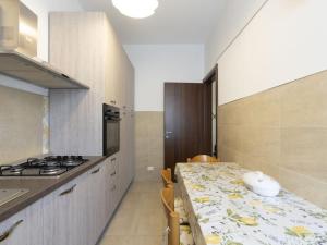 cocina con mesa y fogones en Apartment Alessandro by Interhome, en Diano Marina
