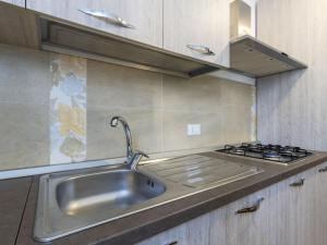 cocina con fregadero y fogones en Apartment Alessandro by Interhome, en Diano Marina