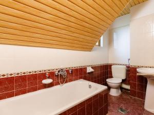 Kúpeľňa v ubytovaní Holiday Home Elisabeth by Interhome