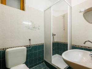 Kúpeľňa v ubytovaní Holiday Home Elisabeth by Interhome