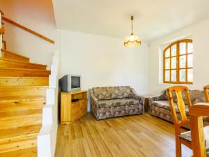 Televízia a/alebo spoločenská miestnosť v ubytovaní Holiday Home Elisabeth by Interhome