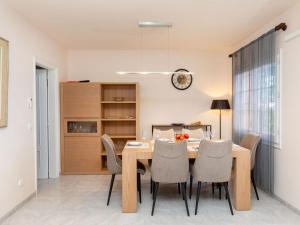 uma cozinha e sala de jantar com mesa e cadeiras em Holiday Home Kocic by Interhome em L'Escala