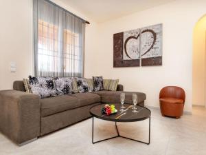 uma sala de estar com um sofá e uma mesa em Holiday Home Kocic by Interhome em L'Escala