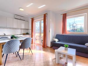 Il comprend une cuisine et un salon avec un canapé bleu. dans l'établissement Apartment Gordana-1 by Interhome, à Labin