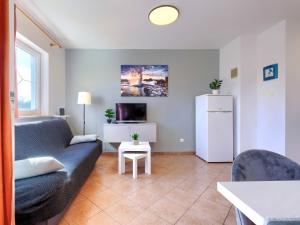 - un salon avec un canapé et un réfrigérateur dans l'établissement Apartment Gordana-1 by Interhome, à Labin