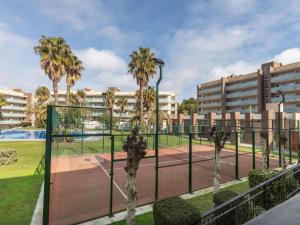 Tenis alebo squash v ubytovaní Apartment Aquaria Atico by Interhome alebo jeho okolí