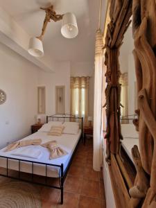 - une chambre avec un lit et un mur en bois dans l'établissement Traditional House Meloi, à Patmos