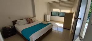 ein kleines Schlafzimmer mit einem Bett in einem Zimmer in der Unterkunft Hotel Panama in Neiva