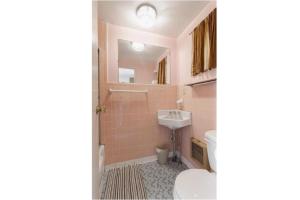 een badkamer met een wastafel en een toilet bij DuBois Manor Motel by OYO in DuBois