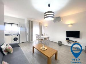 sala de estar con sofá y mesa en Apartamento no Centro de Albufeira com Piscina, en Albufeira