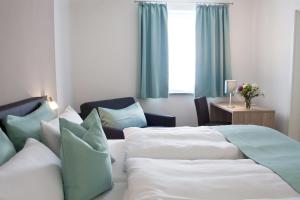 Ένα ή περισσότερα κρεβάτια σε δωμάτιο στο Hotel Claro Garni