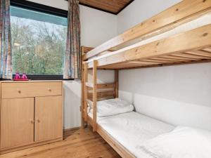 - une chambre avec 2 lits superposés et une fenêtre dans l'établissement Holiday Home Suri - 200m to the inlet in The Liim Fiord by Interhome, à Thyholm