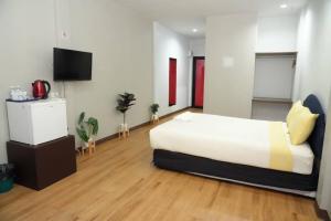 a bedroom with a bed and a television in it at Bkk39 Airport hotel in Ban Khlong Prawet