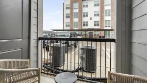 - un balcon avec vue sur le parking dans l'établissement Landing Modern Apartment with Amazing Amenities (ID1802X52), à Austin
