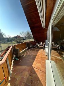 a porch of a house with a patio with chairs at Sonniges & ruhiges Apartment mit Balkon nahe Berlin in Zeuthen