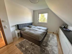 En eller flere senge i et værelse på Sonniges & ruhiges Apartment mit Balkon nahe Berlin