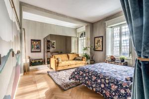 1 dormitorio con 1 cama y 1 sofá en AD & Dezeen published apartment, en Roma