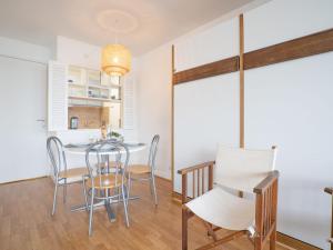 eine Küche und ein Esszimmer mit Tisch und Stühlen in der Unterkunft Apartment Aquitania-5 by Interhome in Arcachon