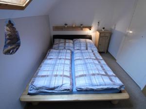 HinterfalkauにあるApartment Blechnerhof-2 by Interhomeのマットレス付きの小さな部屋のベッド1台分です。