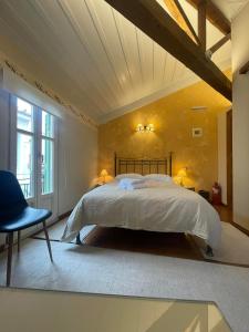 1 dormitorio con 1 cama grande y 1 silla azul en Pension Isabo, en Nauplia