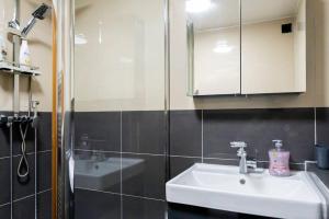 Ванная комната в 2 bed Apt next to 02 academy 5min walk to Bullring, Great for Leisure or Business Trips, DICOUNTS AVAILABLE! by Amazing Spaces Relocations Ltd